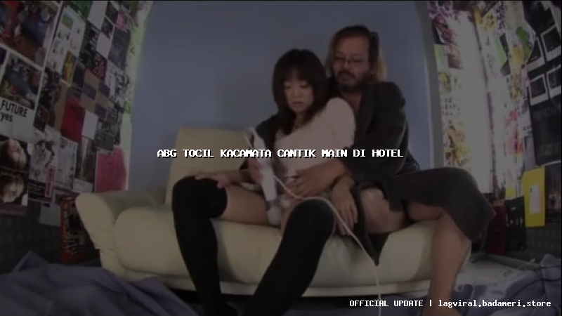 abg tocil kacamata cantik main di hotel