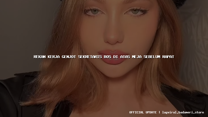 rekan kerja genjot sekretaris bos di atas meja sebelum rapat