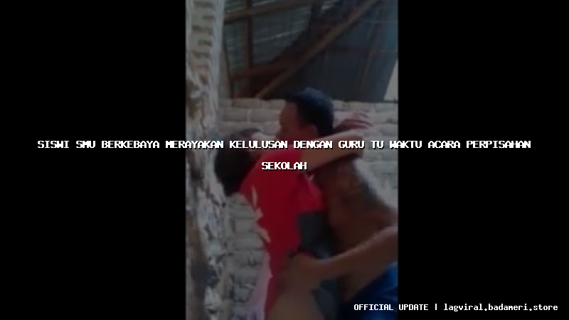 siswi smu berkebaya merayakan kelulusan dengan guru tu waktu acara perpisahan sekolah